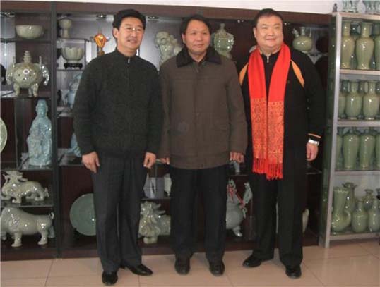 相声表演艺术家于根艺(左)亨通汝瓷研究所所长李廷怀(中)相声表演艺术